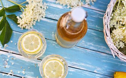 Domácí perlivá bezinková limonáda. Voní, chutná a osvěží