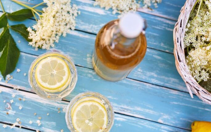 Domácí perlivá bezinková limonáda. Voní, chutná a osvěží