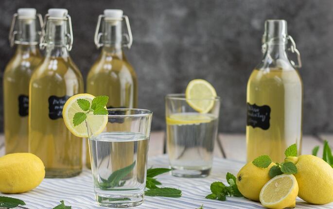 Osvěžující chuťová bomba. Domácí mátovo-meduňkový sirup