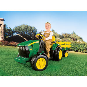 Peg Perego John Deere Ground Force s přívěsem