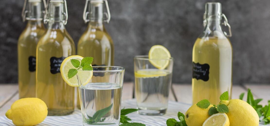 Osvěžující chuťová bomba. Domácí mátovo-meduňkový sirup